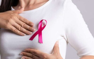 Dr. Amit Parasnis consulting a patient about breast cancer diagnosis and treatment in Pune.