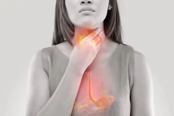 Early warning signs of esophageal cancer including difficulty swallowing and unexplained weight loss